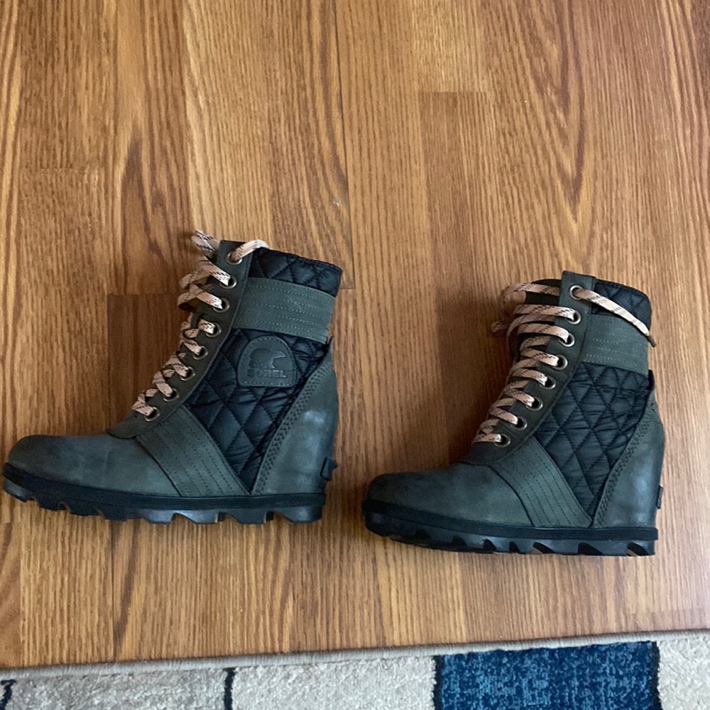 7.5 Sorel wedge boots